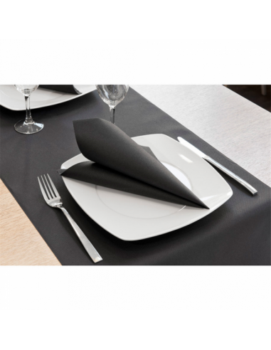 image montrant une table de restaurant dressée avec une serviette de table noire
